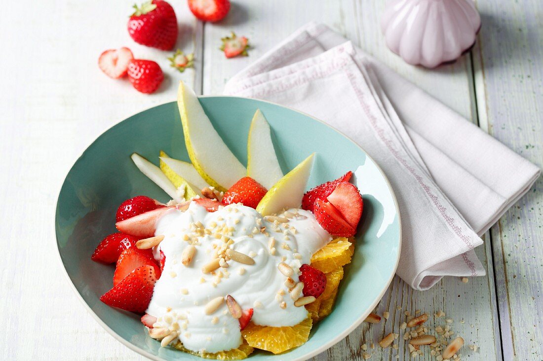 Bunter Früchtequark mit gehackten Mandeln und Pinienkernen