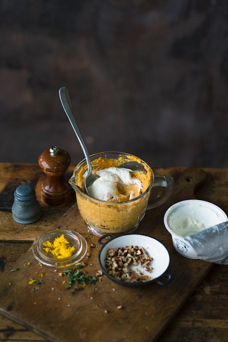 Zubereitung von Süßkartoffel-Aufstrich mit Ziegenkäse und Thymian