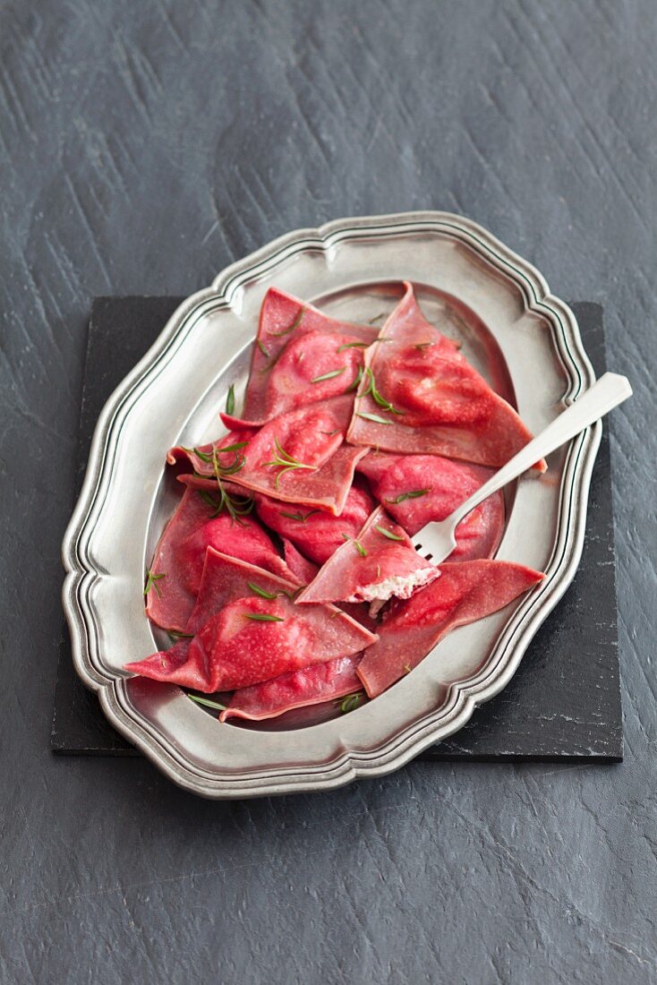 Rote-Bete-Tortellini mit Ziegenkäse und Honig