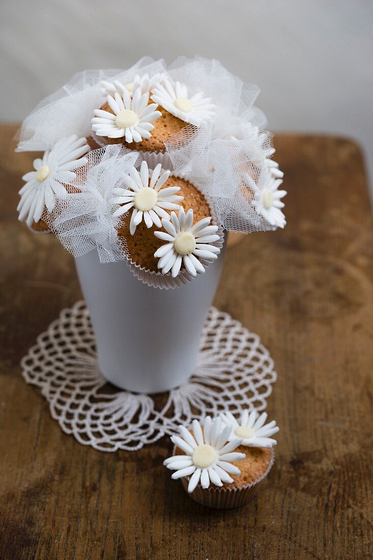 Cupcakestrauss mit weissen Zuckerblüten und Tüll