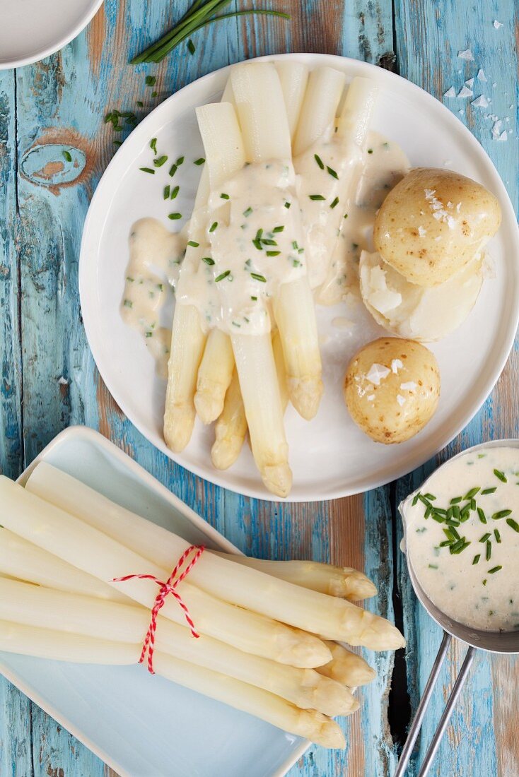 White asparagus with Hollandaise sauce made from silken tofu
