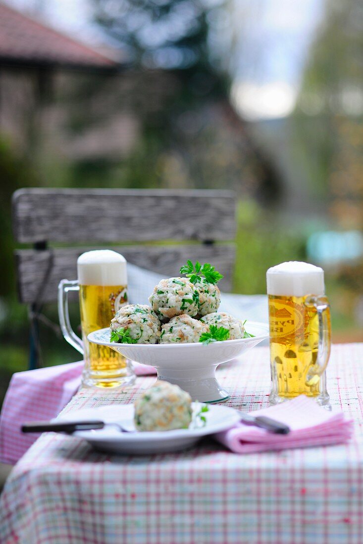 Semmelknödel und Bier im Gastgarten