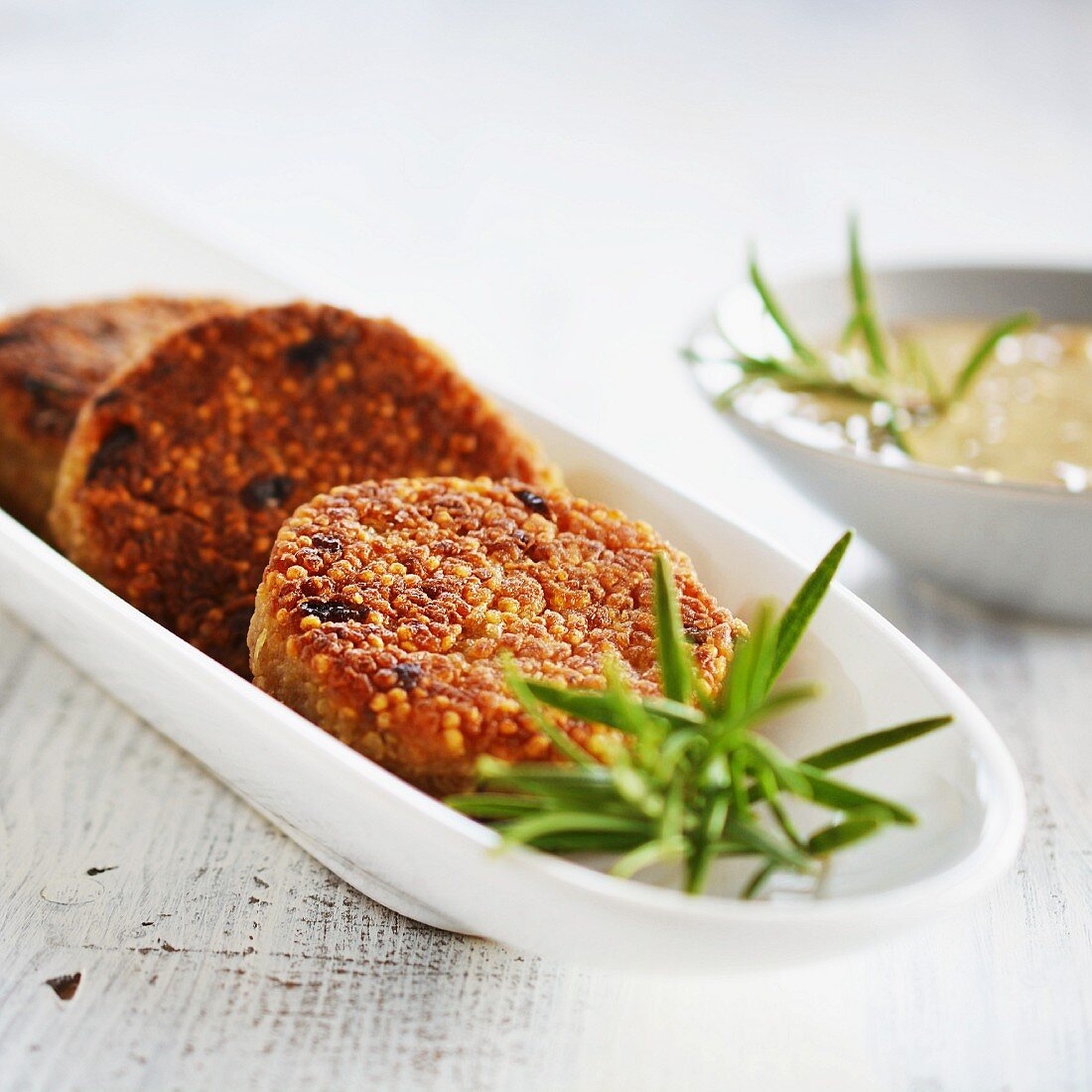 Frikadellen aus Quinoa mit Kräuter-Pilz-Sauce