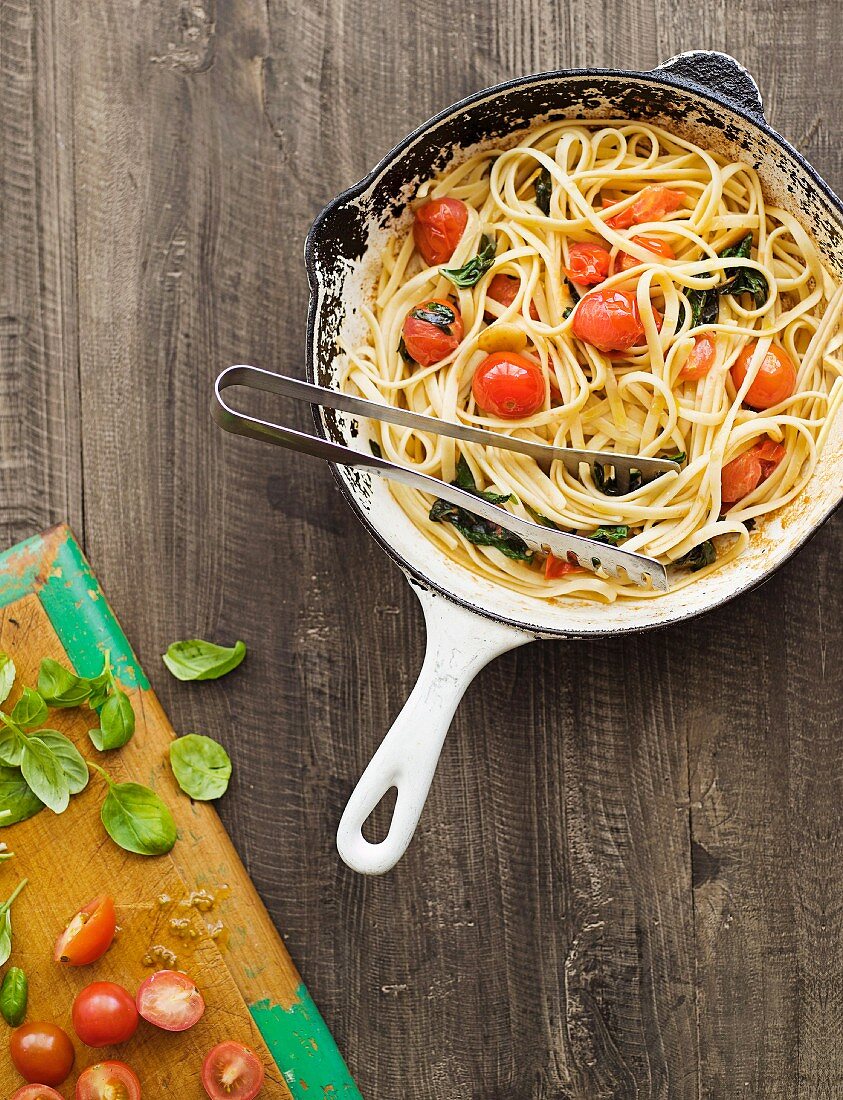 Linguine mit Kirschtomaten und Basilikum