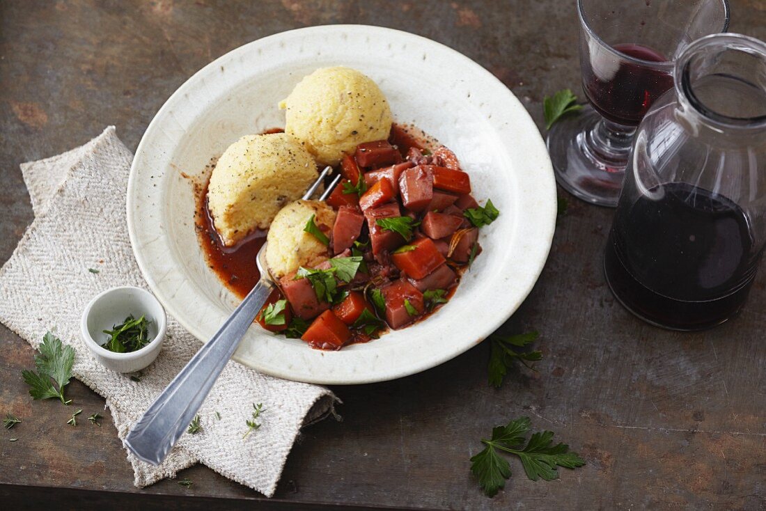 Vegetarisches Rotwein-Wurzelgemüse mit Steinpilz-Polenta