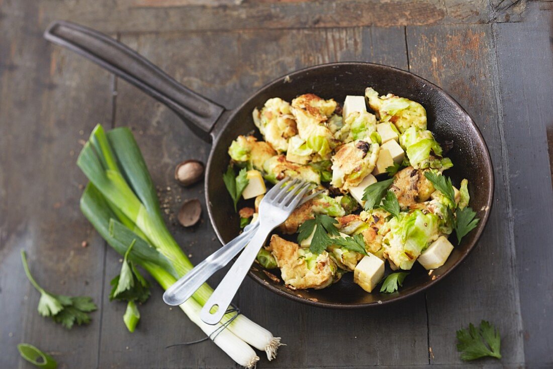 Pointed cabbage hash with tofu and parsley