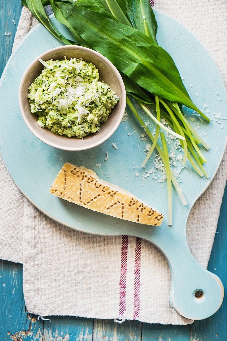 Cream cheese with wild garlic and Parmesan