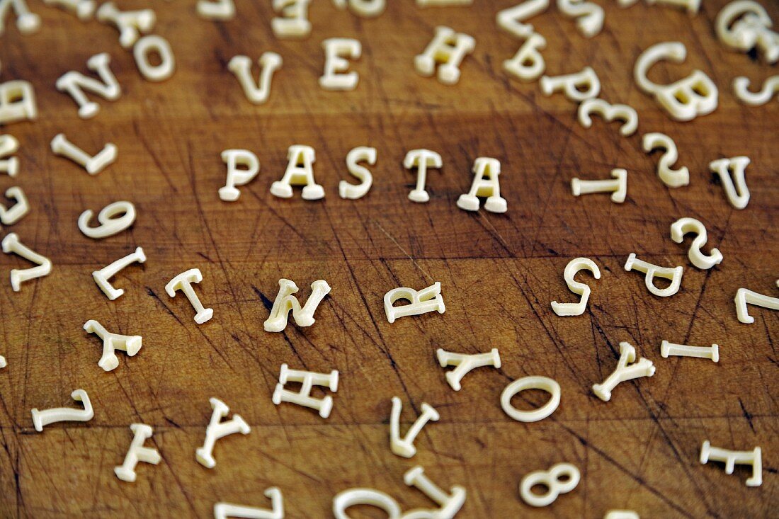 Schriftzug Pasta aus Buchstabennudeln