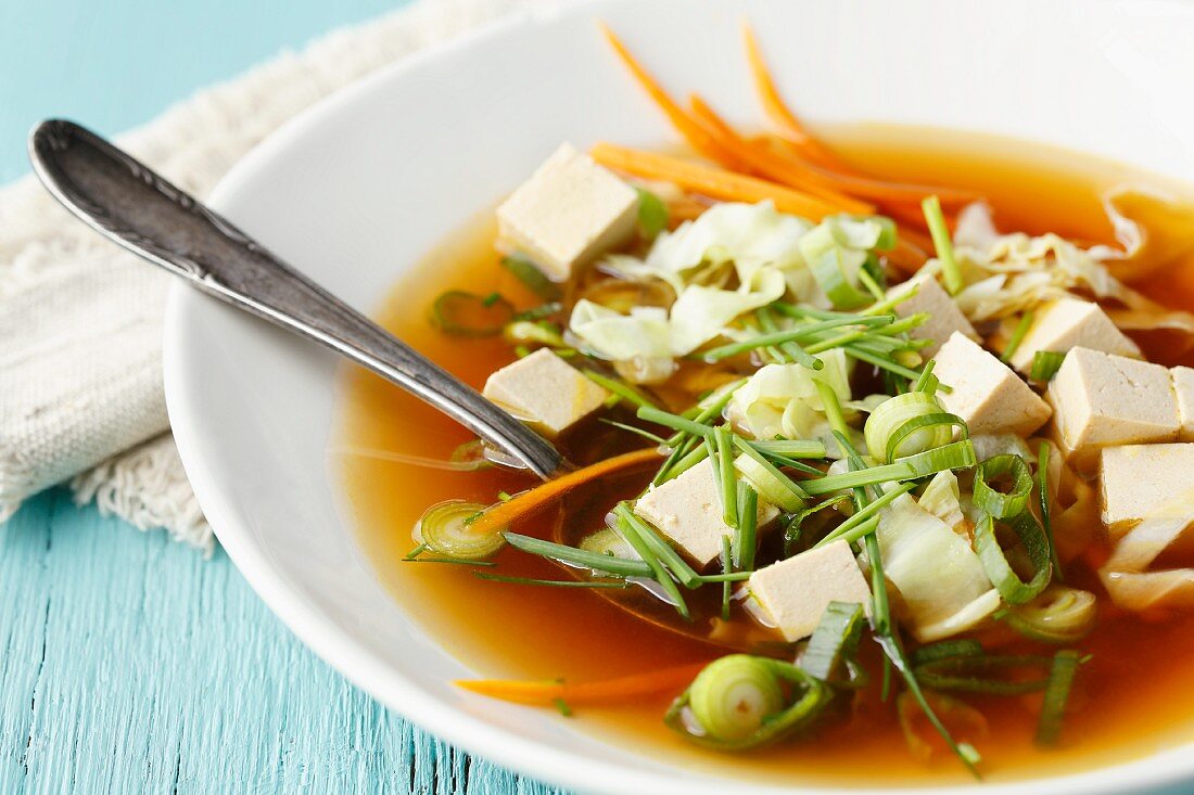 Vegetarische Misosuppe mit Spitzkohl und Tofu