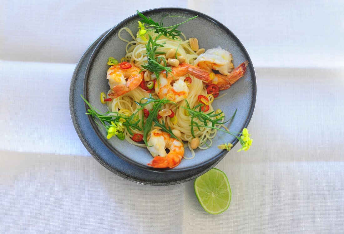 Noodle salad with prawns and rocket (seen from above)