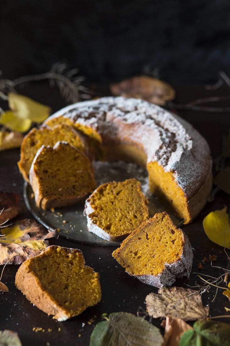 Angeschnittener Kürbis-Kranzkuchen