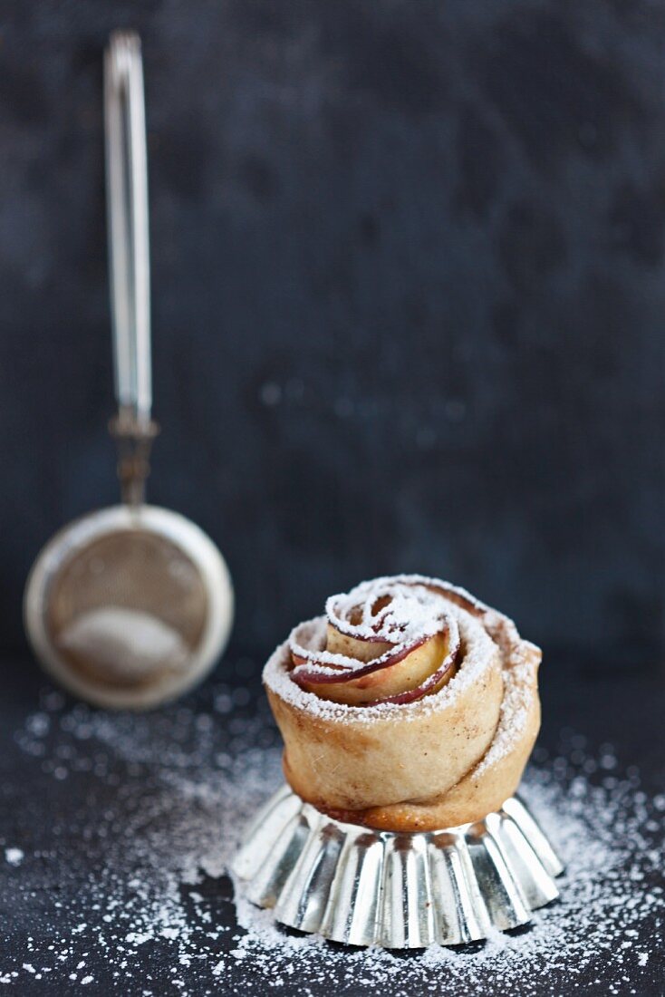 Shortcrust apple roses with icing sugar