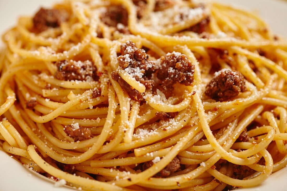 Spaghetti with a minced meat sauce and Parmesan (close-up)