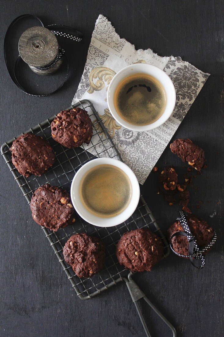 Schokoladenplätzchen und Kaffee (Draufsicht)
