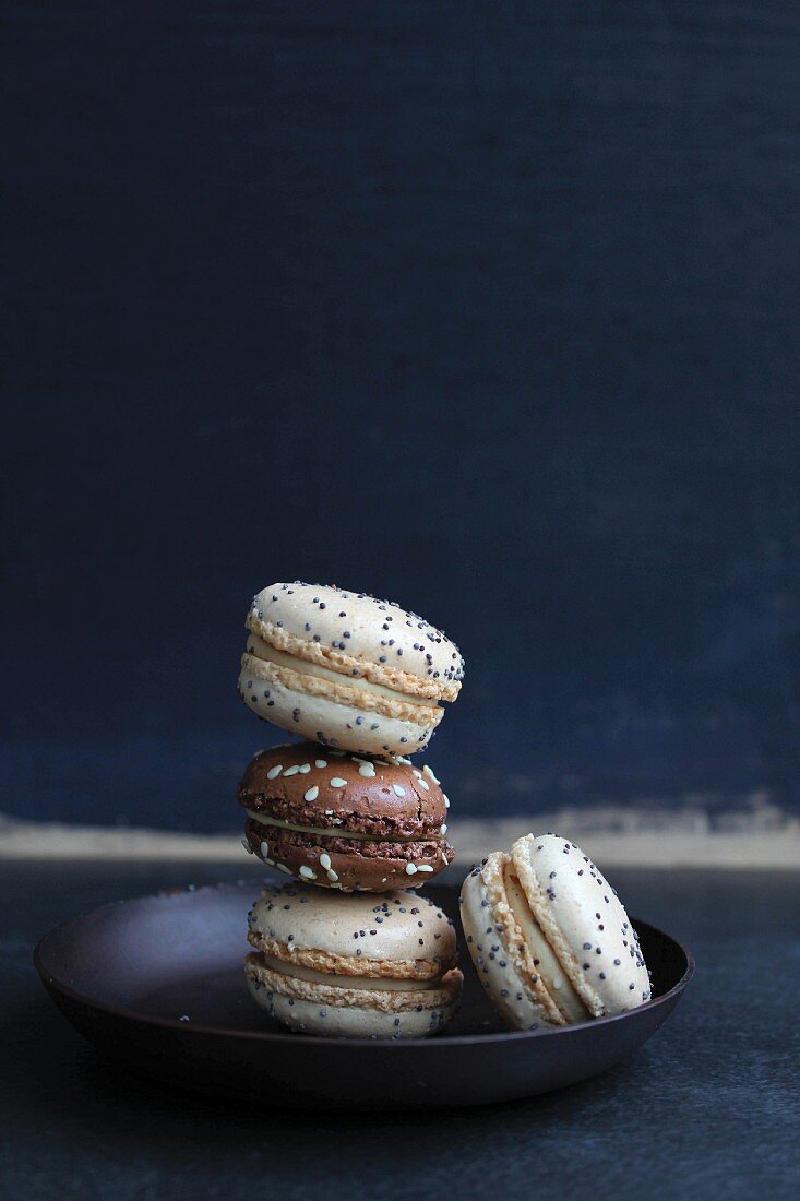 Verschiedene Macarons mit Schokolade und Mohn