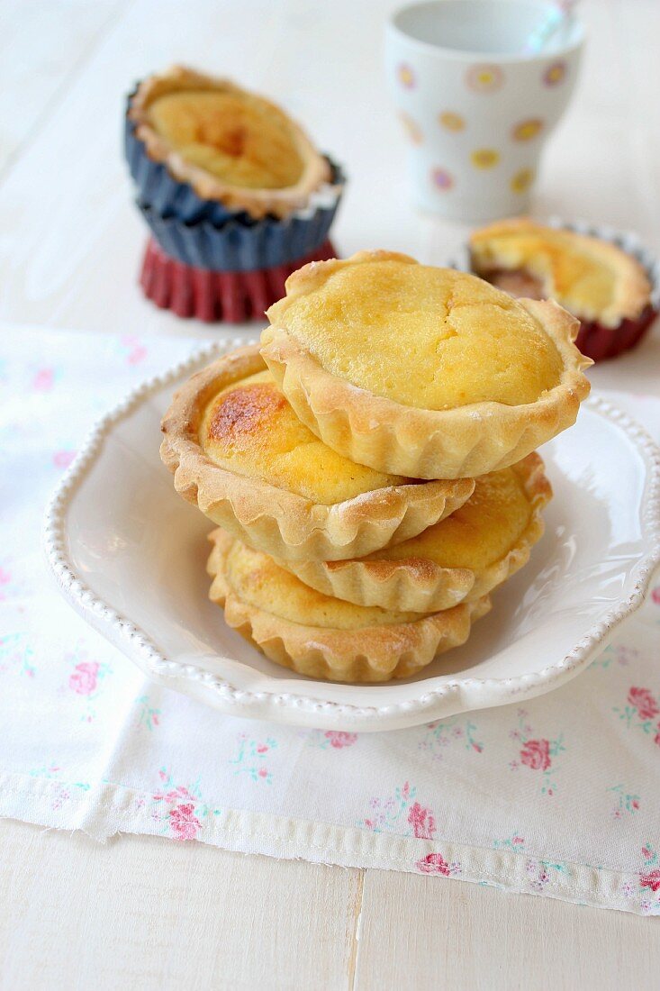 Tartlets filled with almond cream