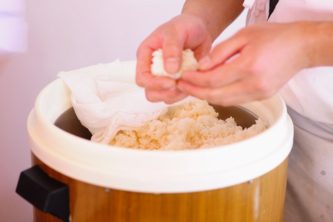 Sushi zubereiten: Reis zu Klösschen formen