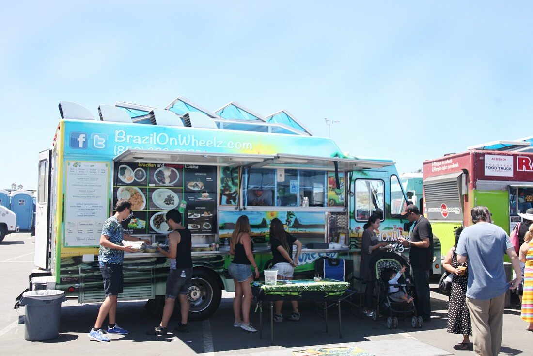 Leute kaufen Fast Food beim Food Truck Festival in Kalifornien, USA