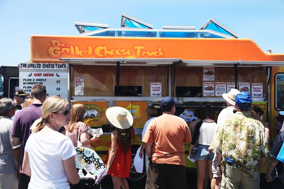 Kunden vor einem Food Truck beim Food Truck Festival in Kalifornien, USA
