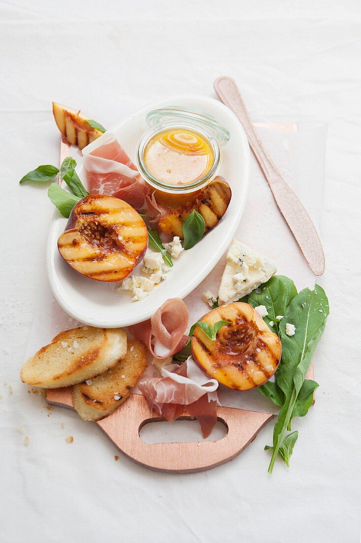 Grilled peaches with Parma ham and blue cheese