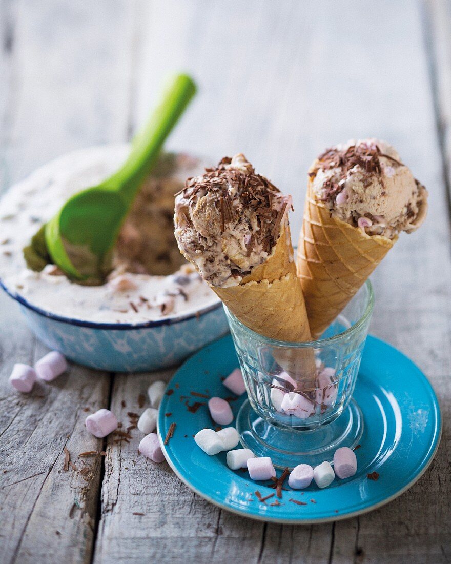 Selbstgemachtes Eis mit Nussnougatcreme, Marshmallows & Keksstückchen