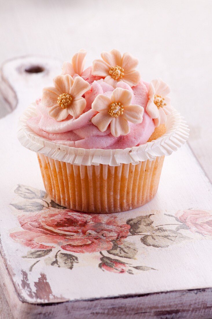 Cupcake mit Erdbeermousse und Zuckerblüten