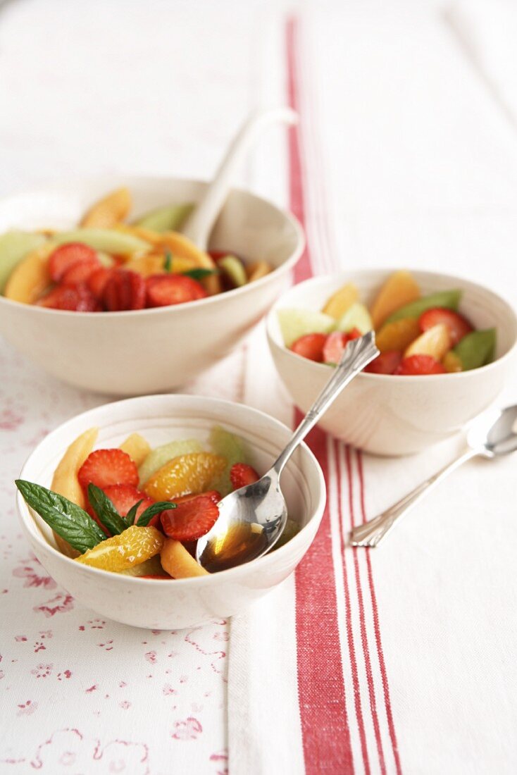 Obstsalat mit Pimms-Minz-Sirup