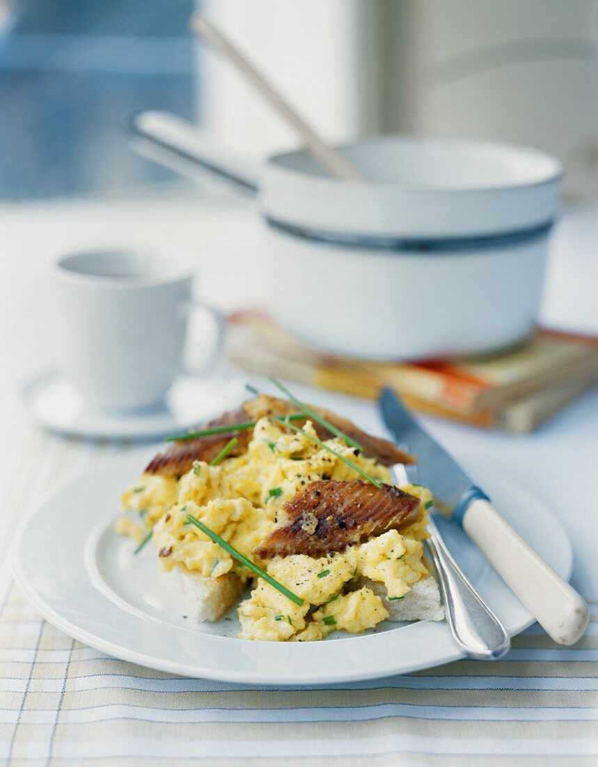 Scrambled eggs with kippers and lemons