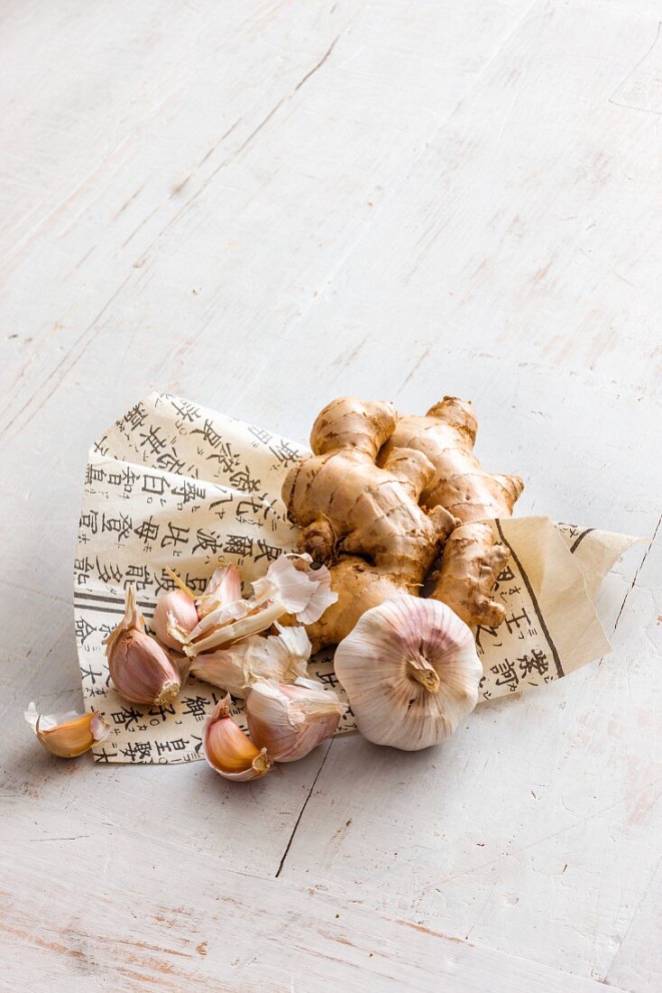 Knoblauch und Ingwer auf Papier