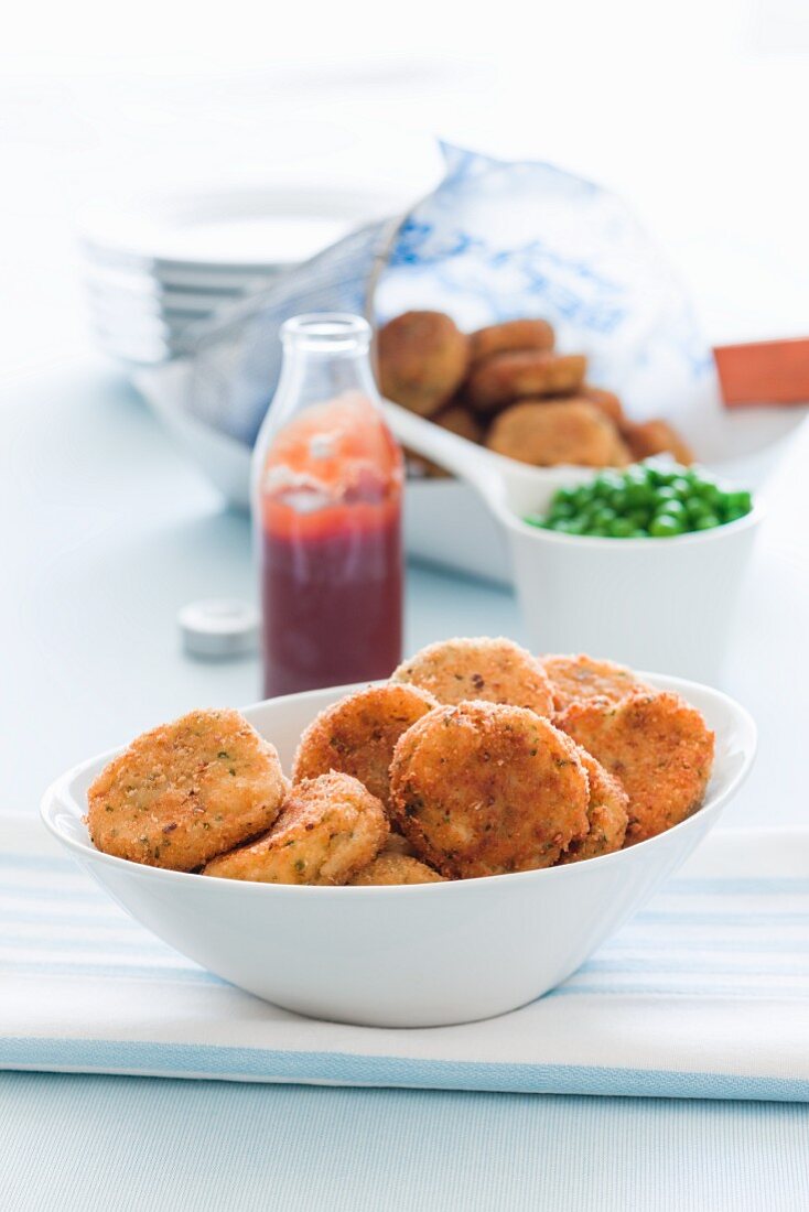 Crispy fishcakes with ketchup and peas