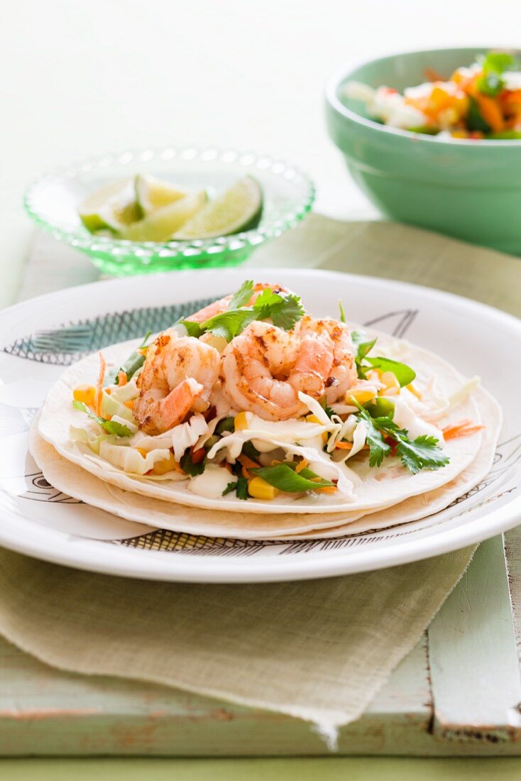 White cabbage taco salad with prawns (Mexico)