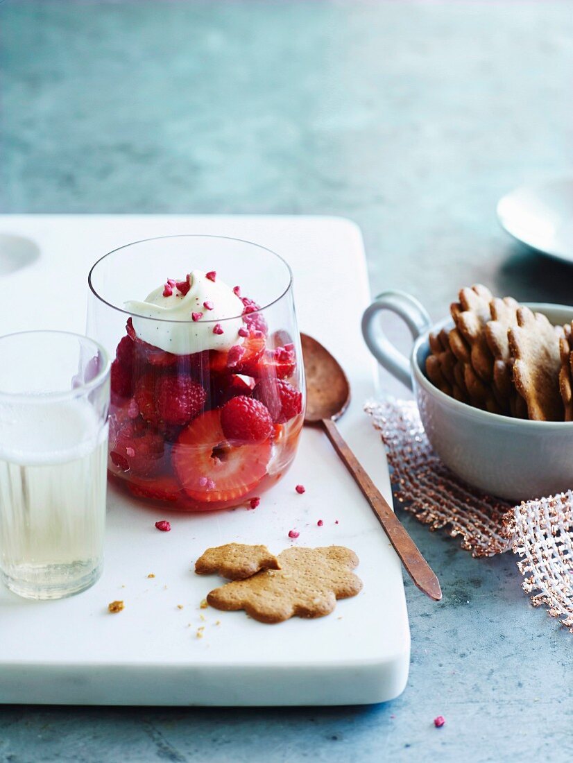 Erdbeeren in Sekt mit Schlagsahne und Keksen