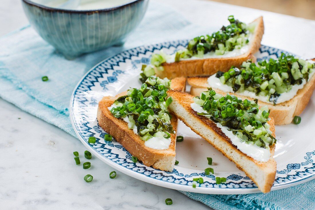 Veganer Nori-Gurken-Tatar auf Toast mit Wasabicreme