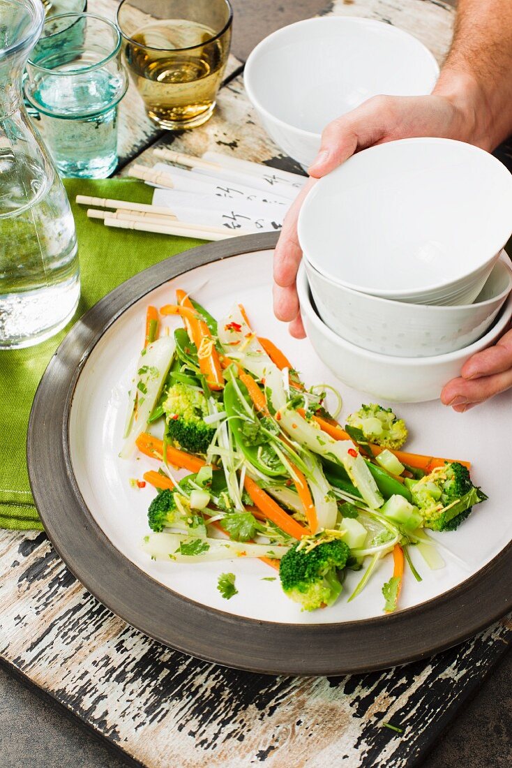 Veganer Gemüsesalat mit scharfem Chilidressing