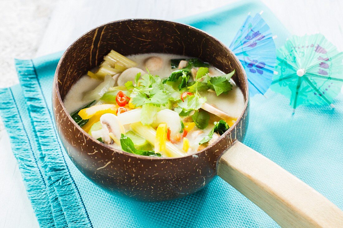 Vegane thailändische Kokossuppe mit Gemüse