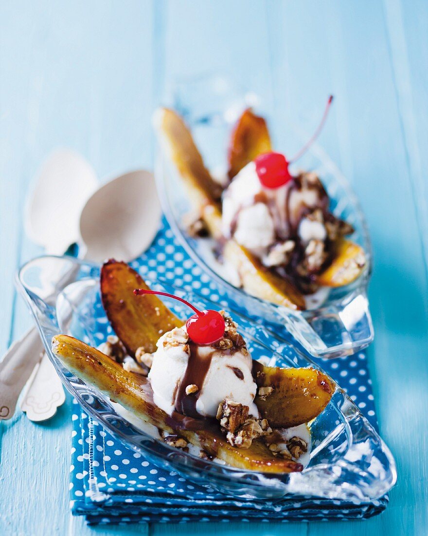 Banana splits with caramelised peanuts