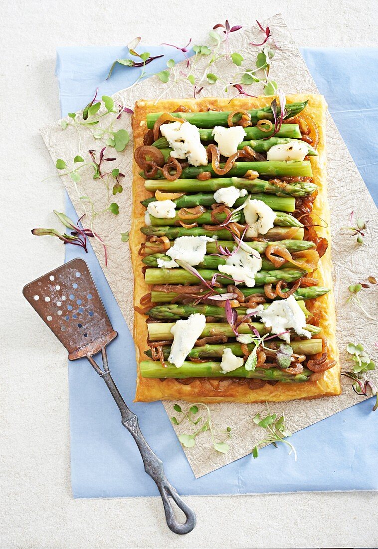 Puff pastry tart with green asparagus, caramelised onions and Gorgonzola