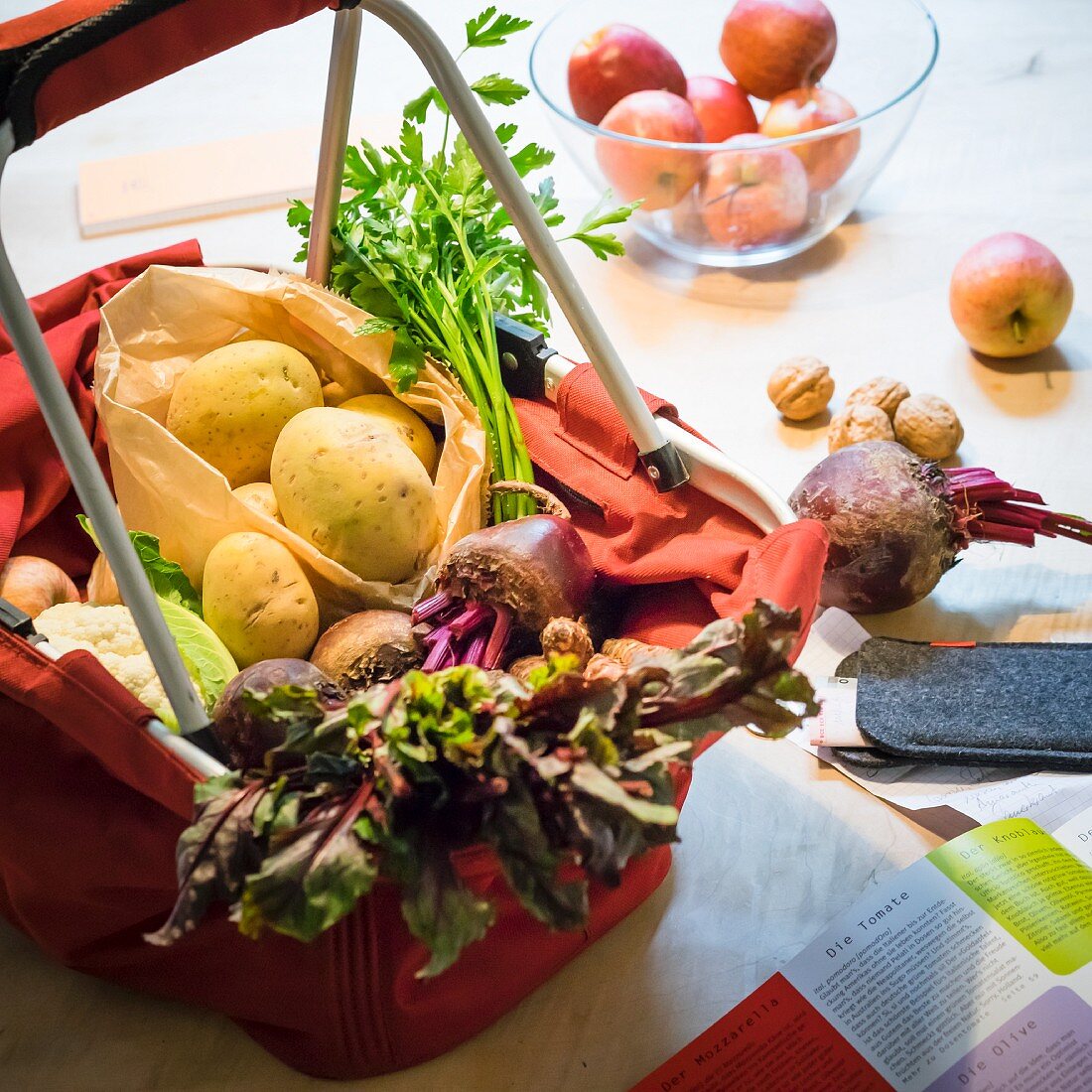 Einkaufskorb mit Obst und Gemüse