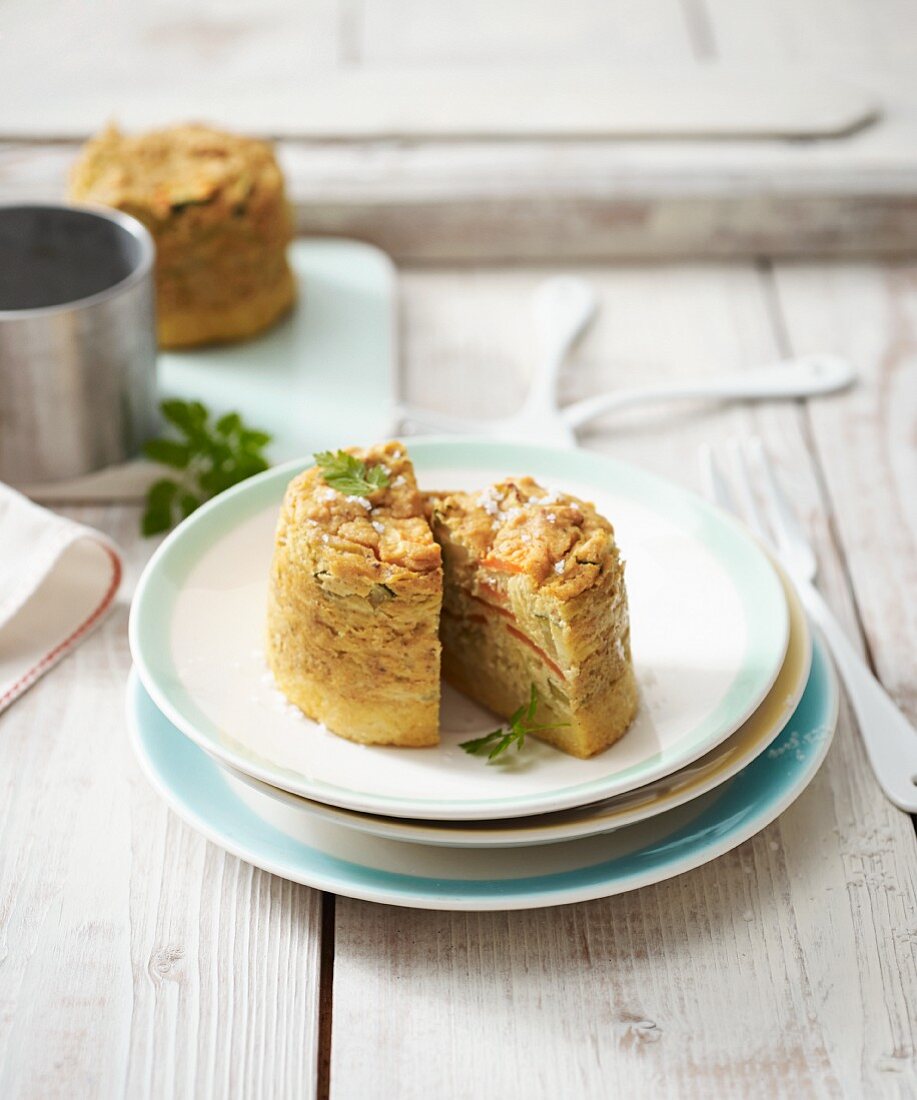 Vegane Mini-Törtchen aus Tofu, Gemüse und Polenta