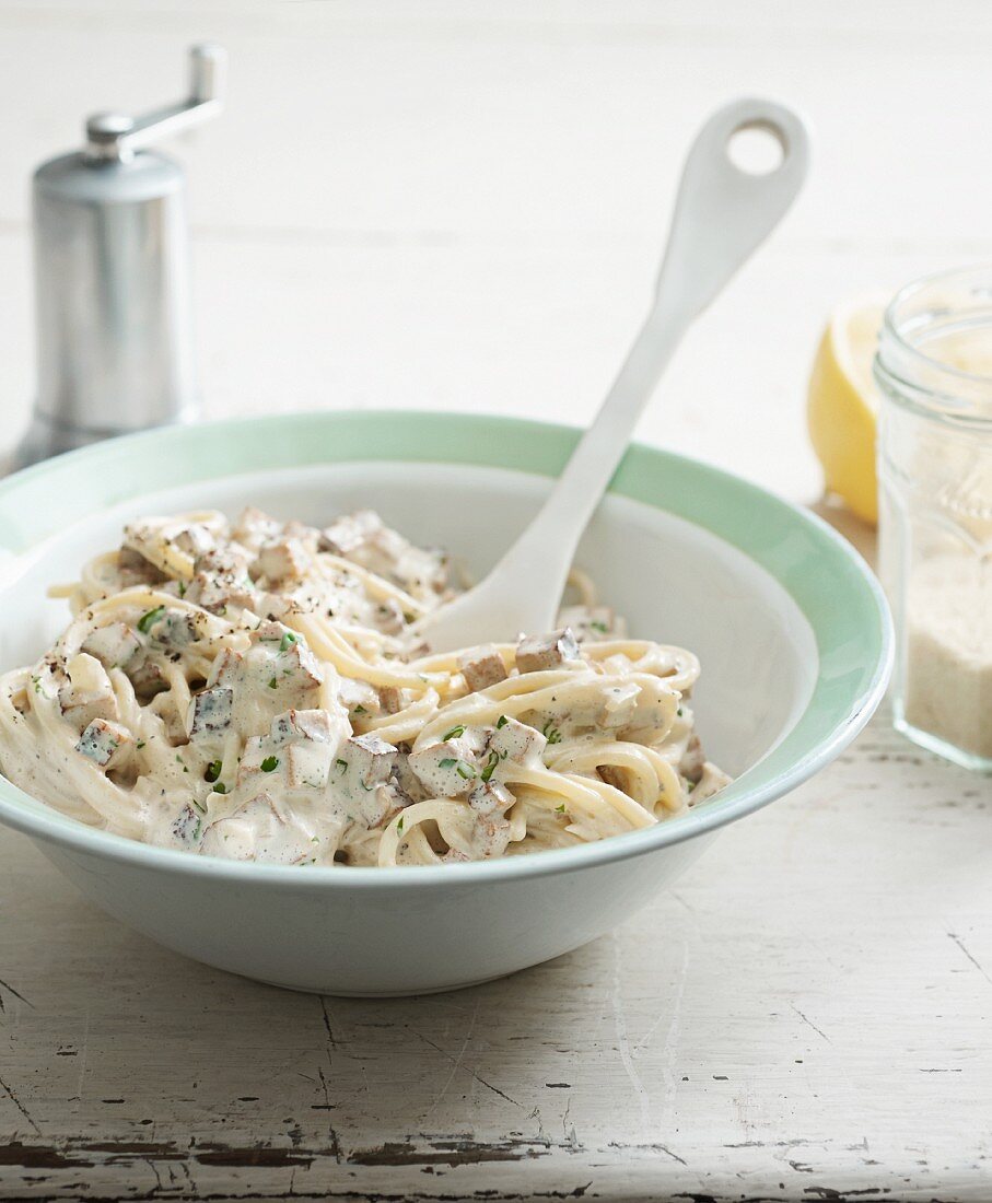 Vegane Spaghetti 'Carbonara' aus Tofu und Pflanzensahne