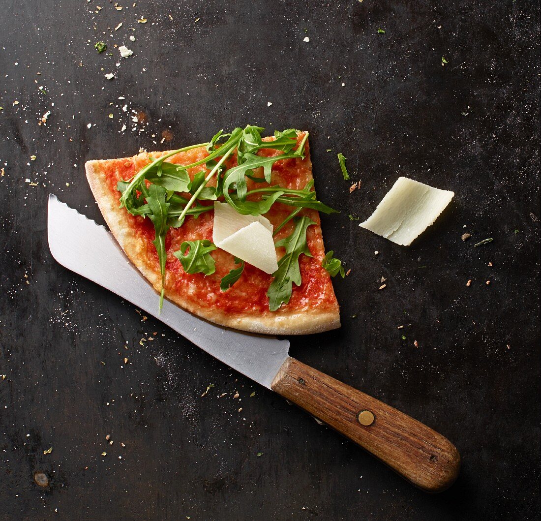 Pizza Margherita mit Rucola und Parmesan