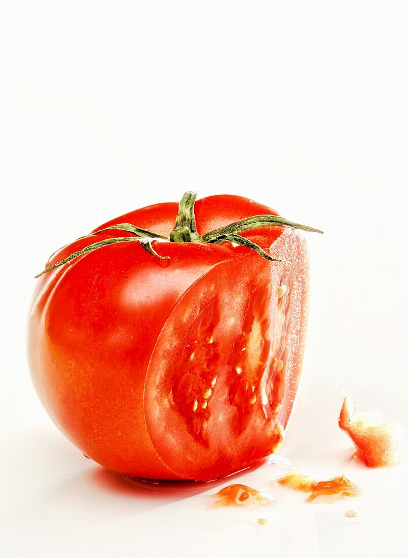 Eine Tomate, angeschnitten