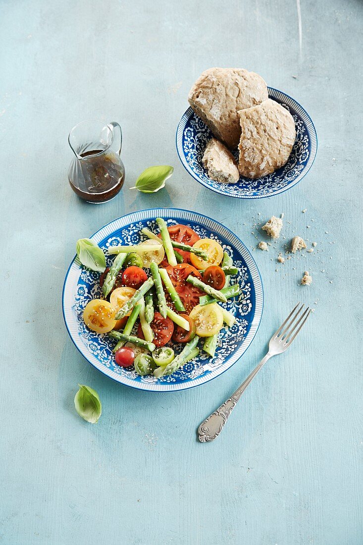 Asparagus and tomato salad with bread