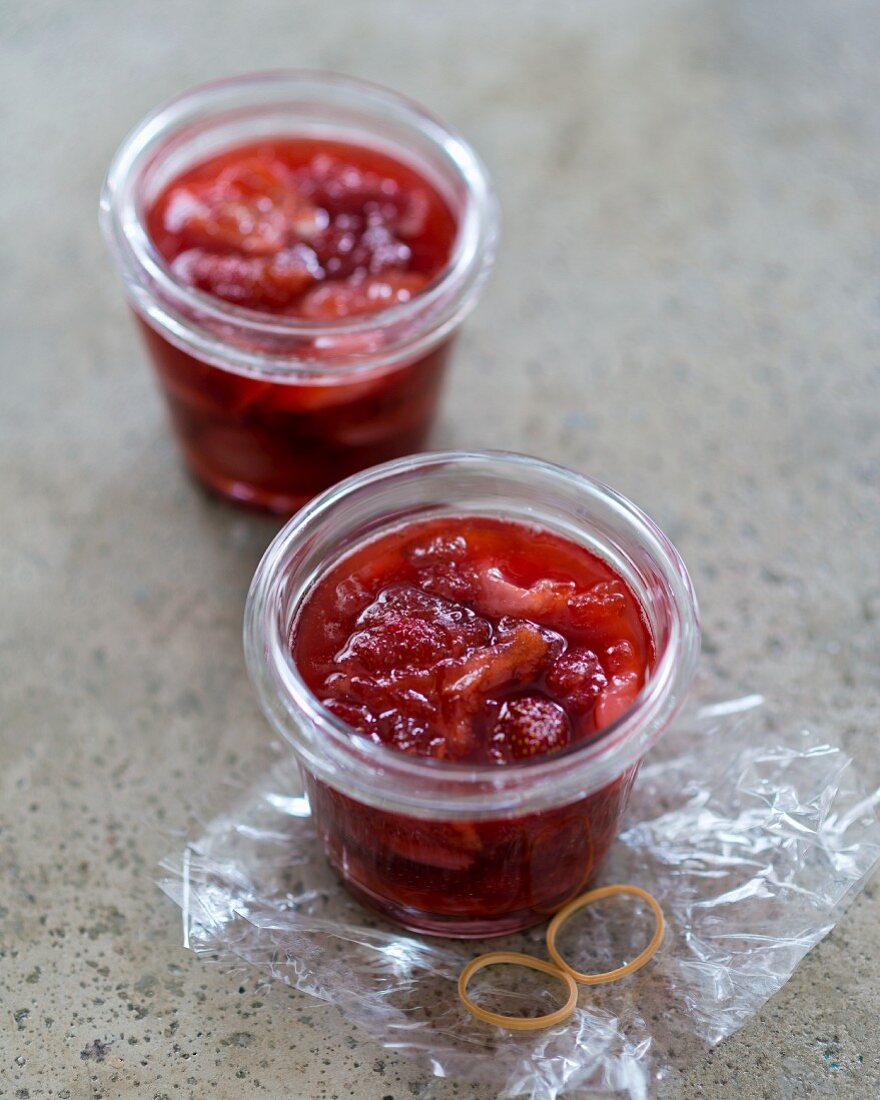 Lychee-Erdbeer-Marmelade in zwei Gläsern