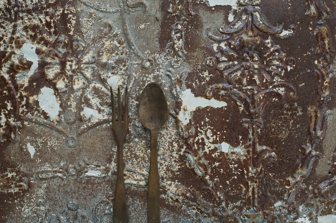 Holzbesteck auf antikem Untergrund
