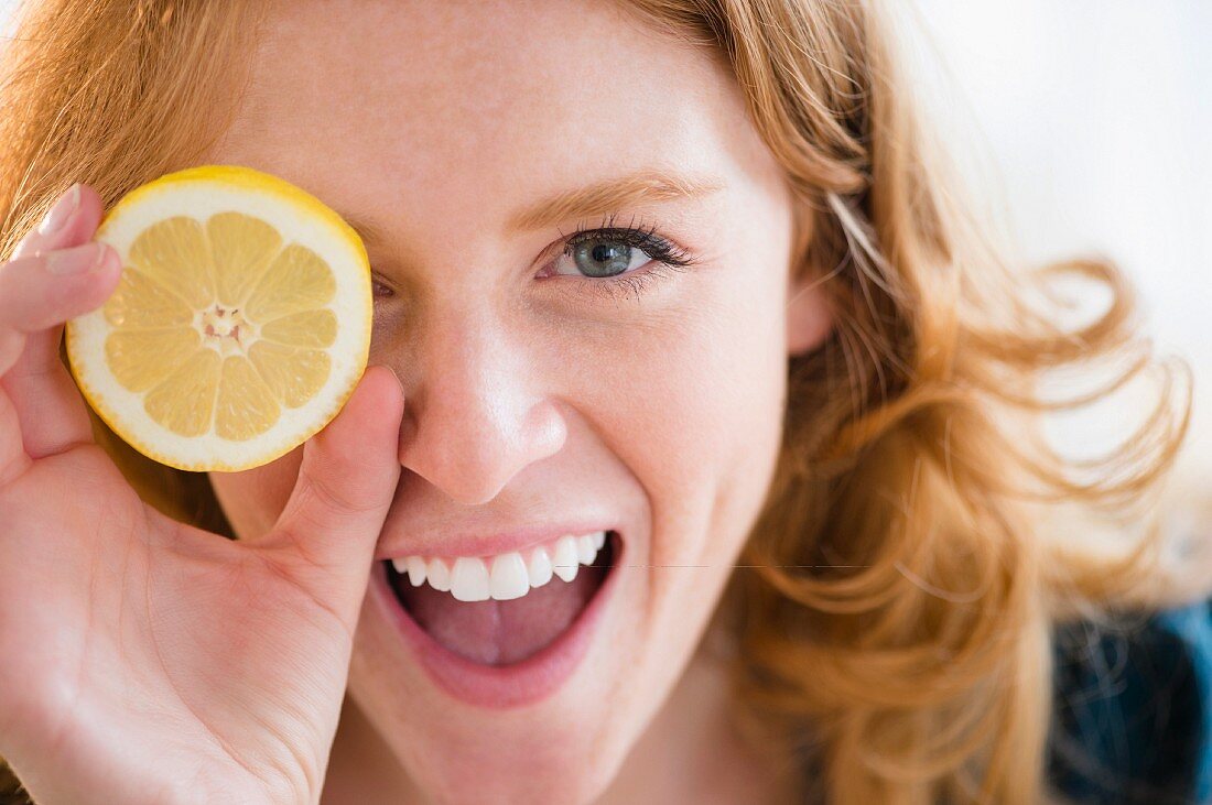 Junge Frau mit Zitronenscheibe