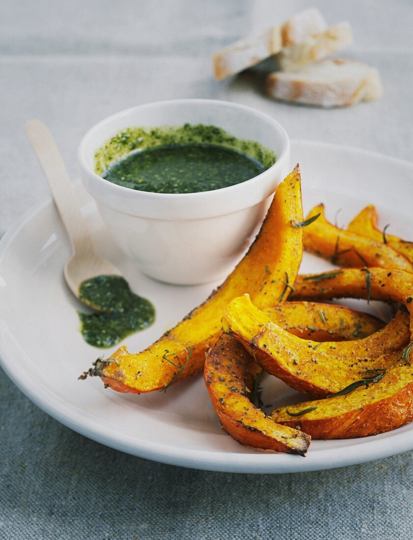 Ofengebackene Kürbisspalten mit Kürbiskernpesto