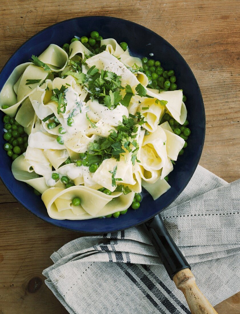 Pappardelle mit Erbsen in Pfanne