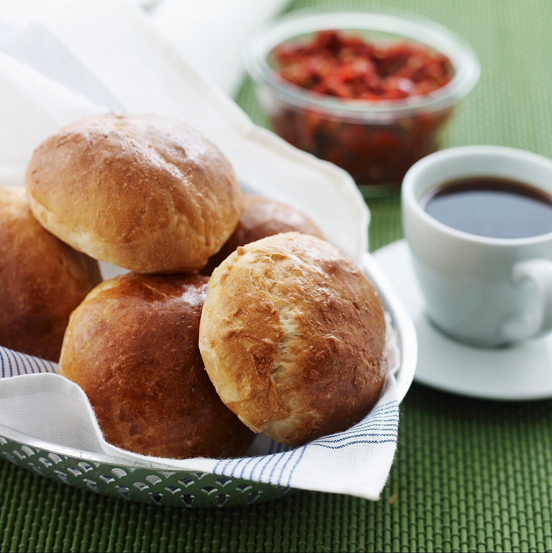 Frühstücksbrötchen im Brotkorb, Kaffee