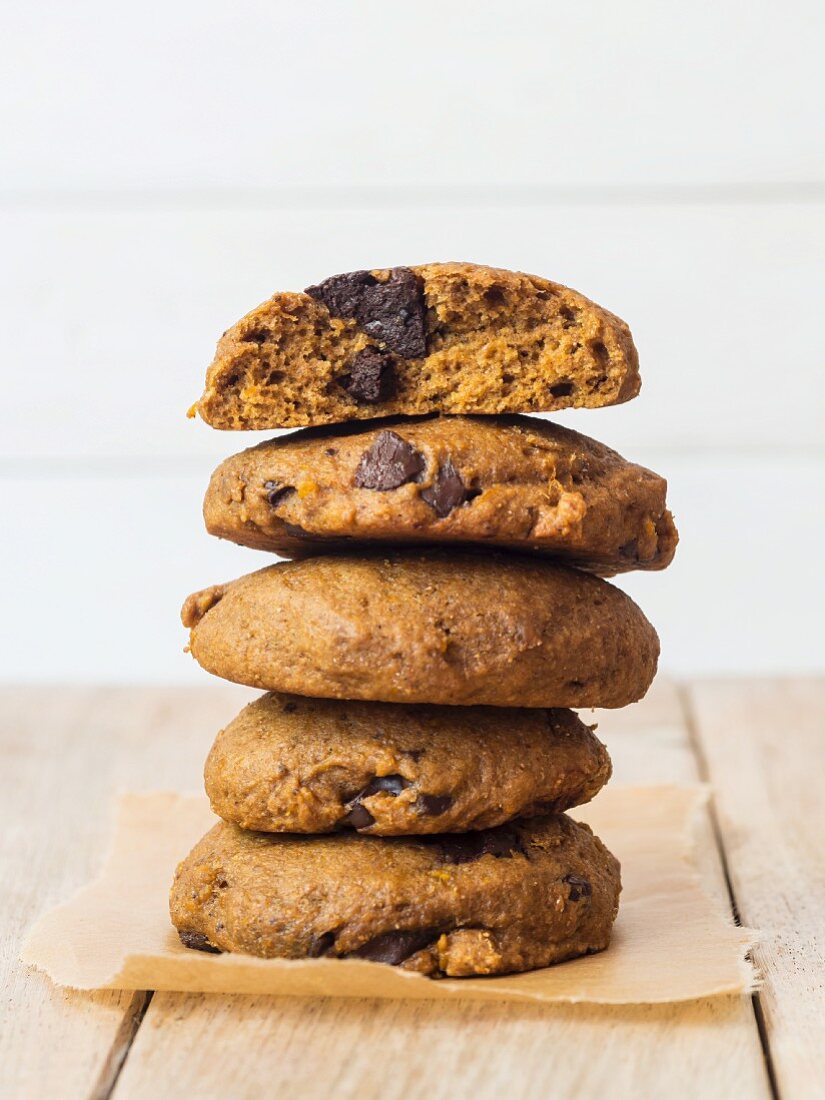 Vegane Vollkorndinkel-Kürbis-Cookies mit Schokoladenstückchen